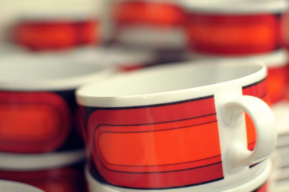Gestapelte Kaffeetassen im Retro-Design.