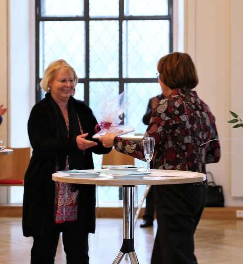 Sabine Hornung erhält ihr Abschiedgeschenk von ihrer Nachfolgerin Elke Bollmann. 
