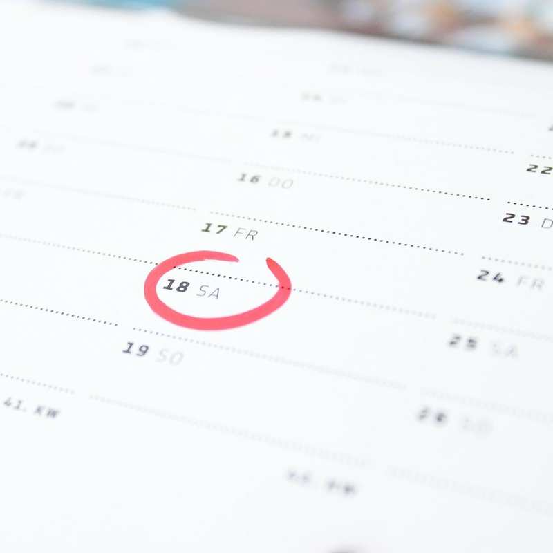 Ein Terminkalender, in dem ein Samstag rot angestrichen ist.
