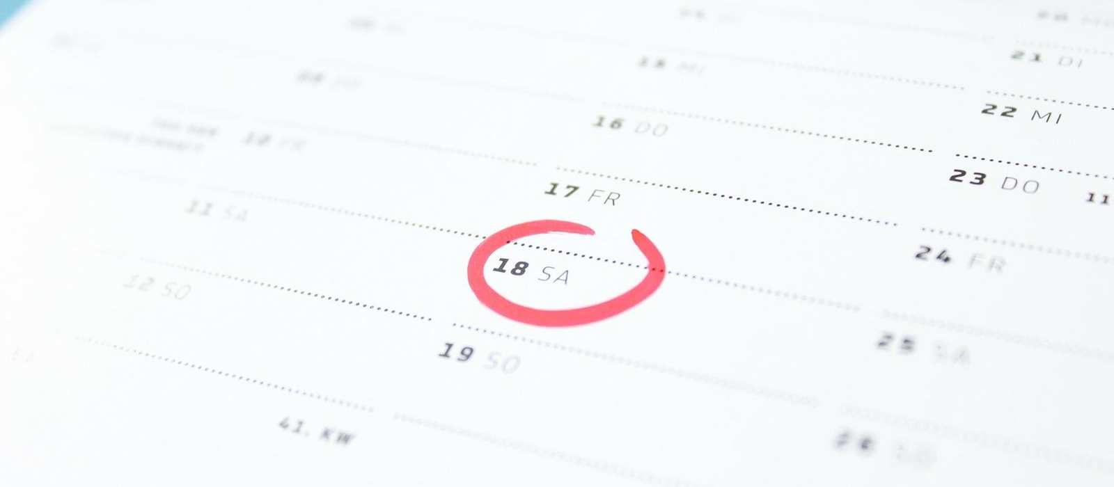 Ein Terminkalender, in dem ein Samstag rot angestrichen ist.