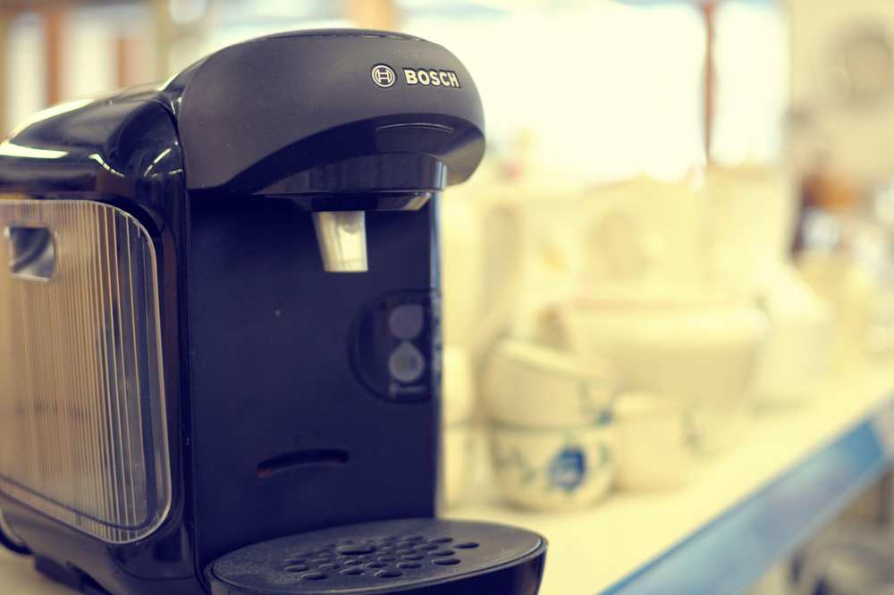 Kaffeemaschine Tassimo von Bosch, die im Regal steht. 
