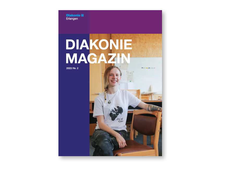 Auf dem Cover des Magazins sitzt eine junge Frau auf einem Stuhl.